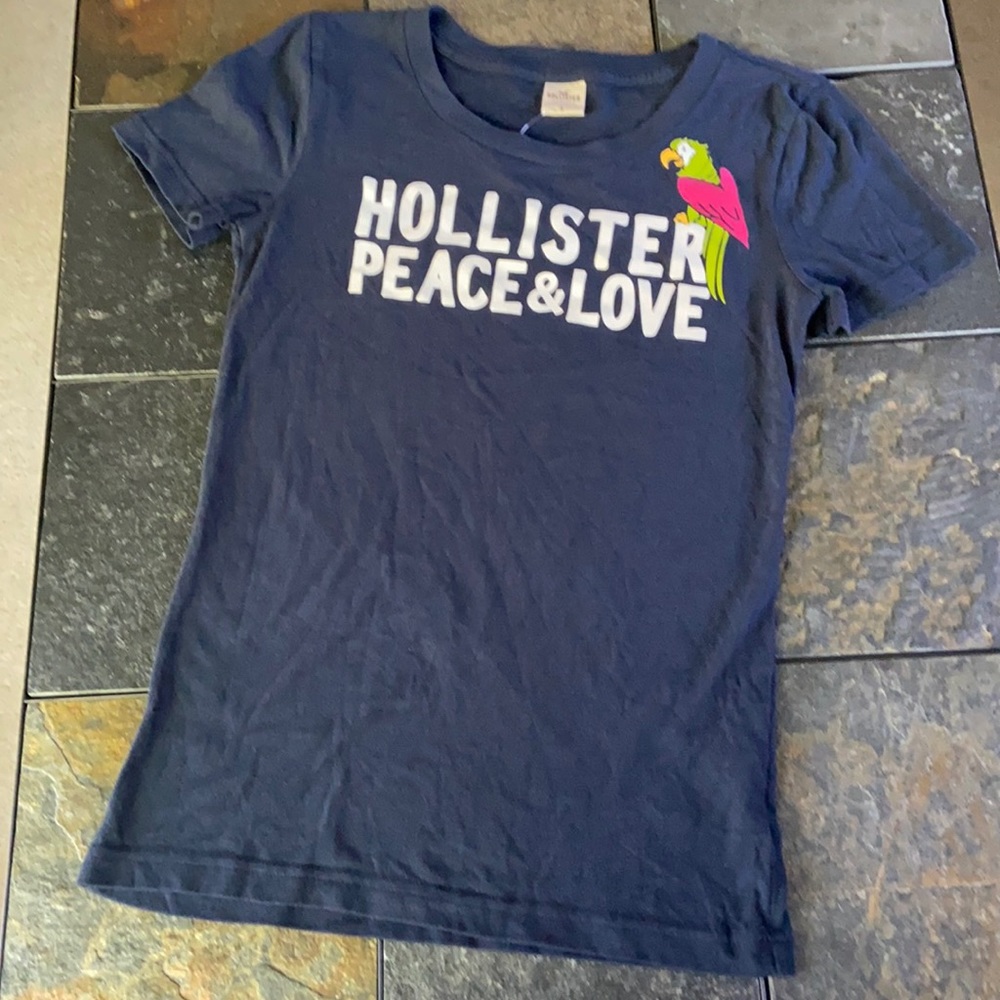 Hollister Peace & Love T-shirt w/ Parrot (NWT)